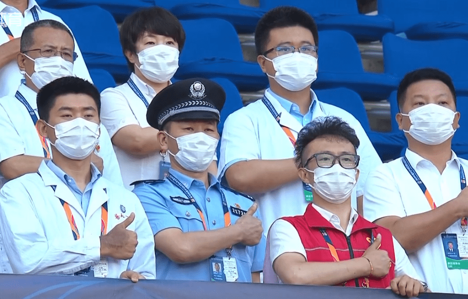 紧张的比赛中出现惊险一幕，球迷们为之疯狂