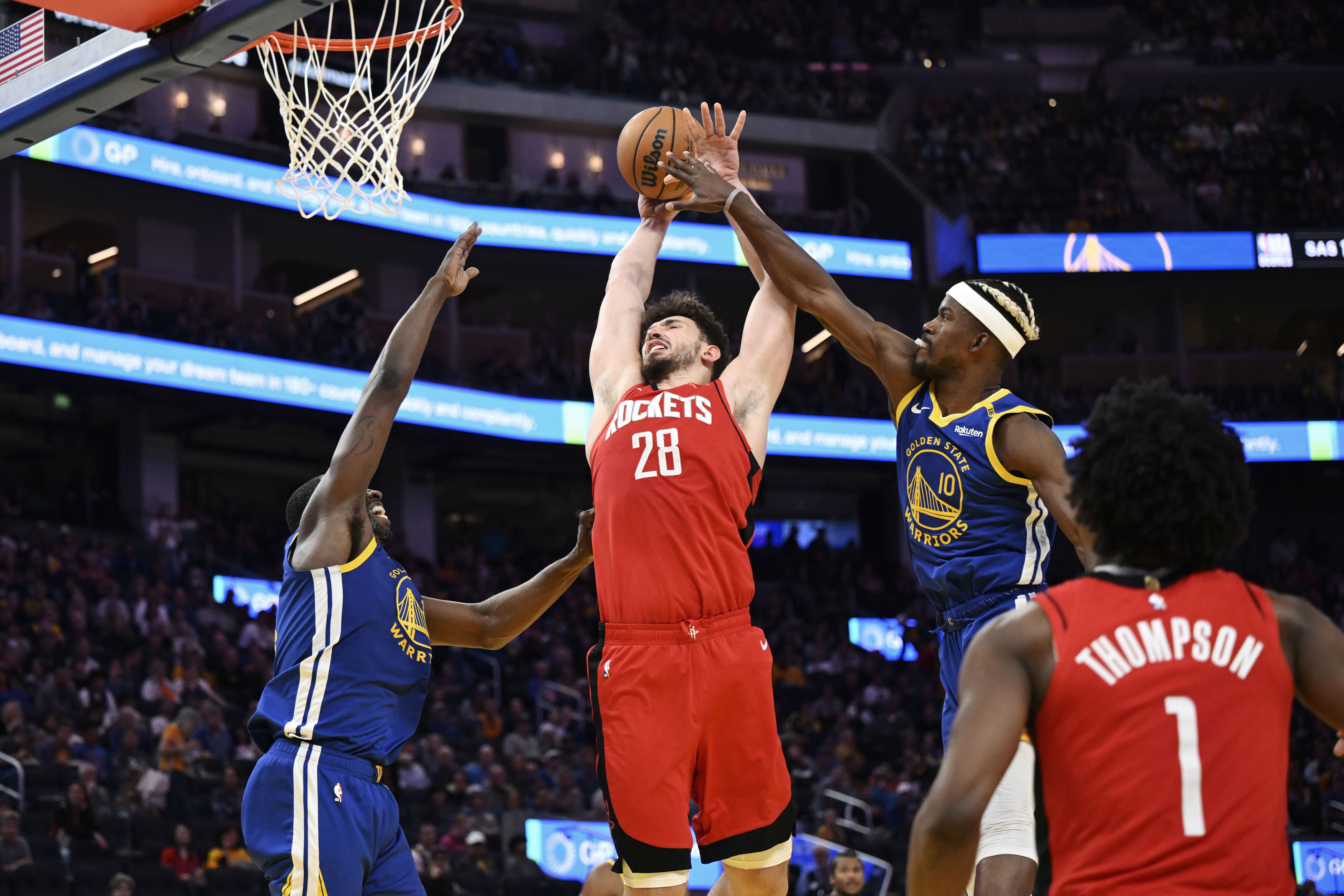 勇士战队击败强劲对手，稳步前进赛场